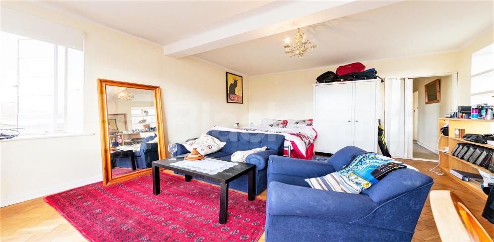 			HEATING and HOT WATER INCLUDED, 2 Bedroom, 1 bath, 1 reception Apartment			 Shepherds Bush Road, SHEPHERDS BUSH